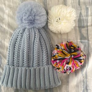 Vince Camuto interchangeable hat! Comes with 3 different colored pompoms on top